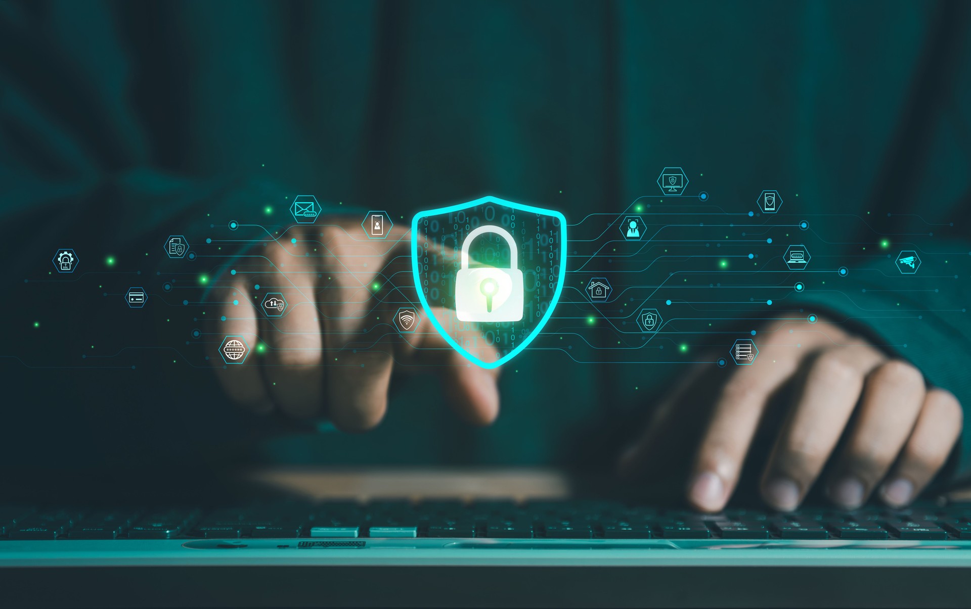 Ciberseguridad, bloqueo, clave, acceso y cifrado: acceso seguro a la información personal del usuario. Un hombre de negocios con su móvil selecciona el icono de seguridad en la pantalla virtual.
